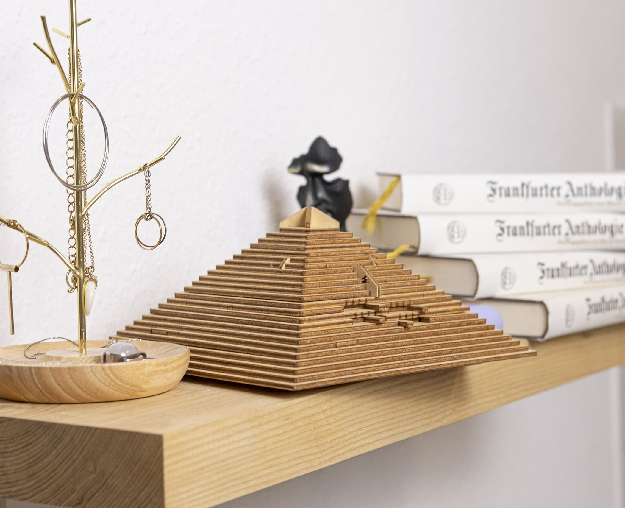 Kuvia ja valokuvia pelistä Quest Pyramid. ESC WELT.